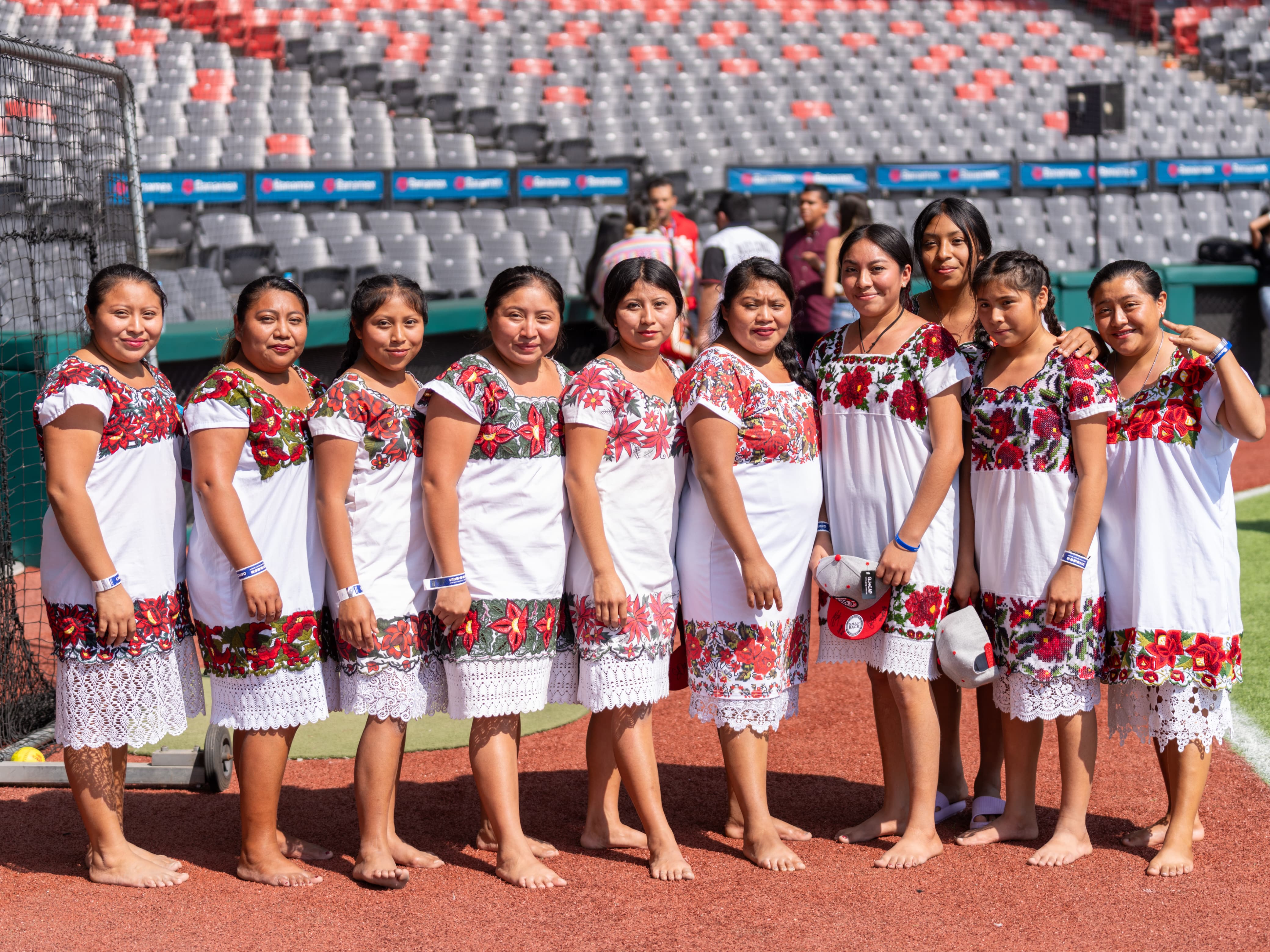 Diablillas Mestizas: Juegan Sóftbol Descalzas y con Huipil