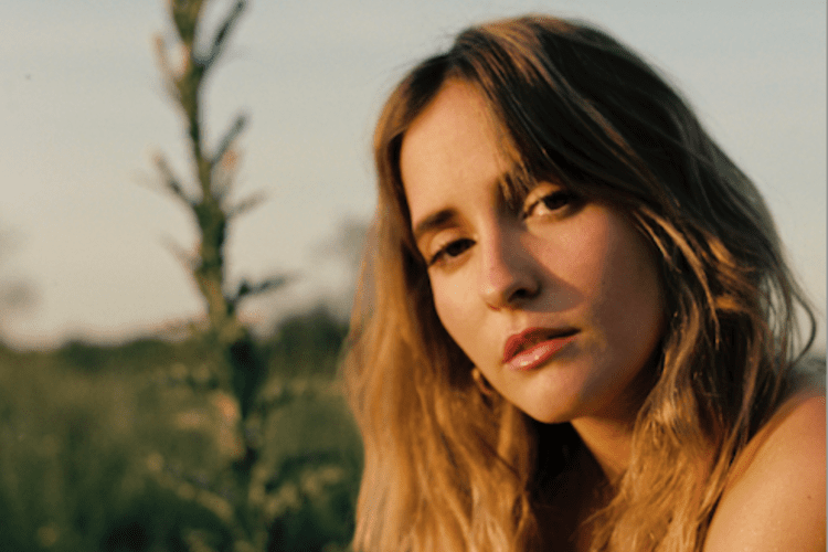 Marilia Monzón Presenta su Nuevo Sencillo «Agua Bendita»