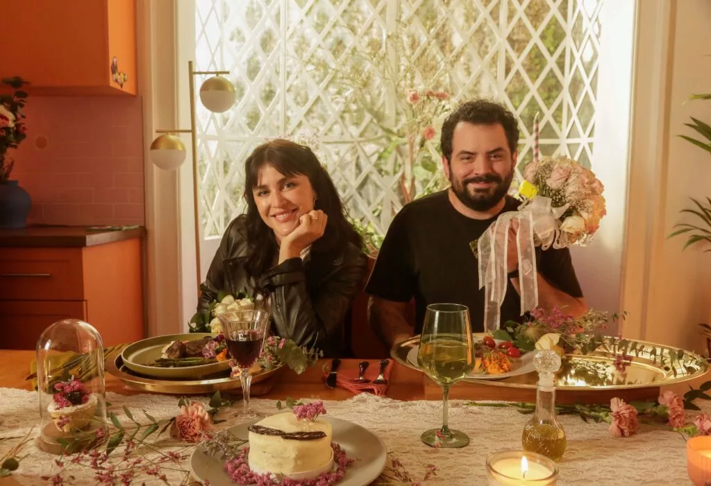 Mesa de Regalos: La Comedia Romántica que Refresca el Cine Mexicano
